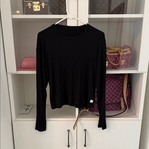 Vuori Black Long Sleeve Crewneck Top size small
